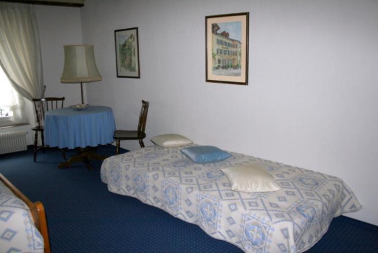 Hotel Zum Alten Schweizer Twann Room photo